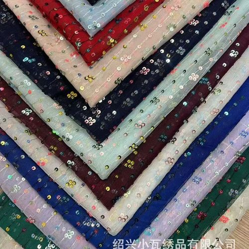 机器绣花加工下的幻彩亮片绣 从鲜花包装纱到婚纱辅料的工艺美学